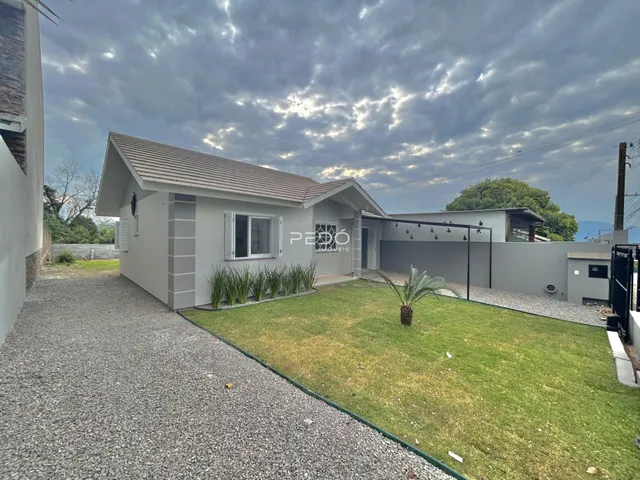 A fachada de uma casa em Lajeado, Brasil, com jardim e entrada de cascalho.