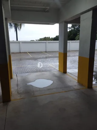 Vista externa de uma área coberta de concreto com pilares em Lajeado.