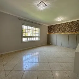 Sala de estar com piso de cerâmica e janela.