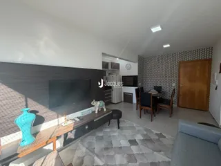 Sala de estar com decoração moderna e painel de madeira escura.