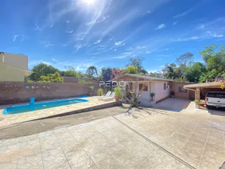Vista externa de uma residência com piscina e área de lazer em Lajeado, Brasil.