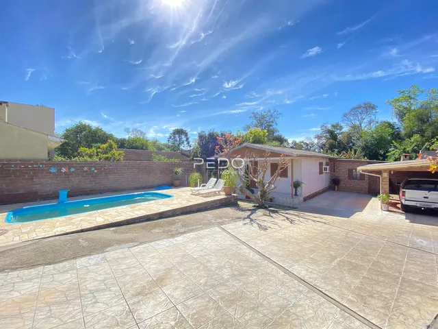 Vista externa de uma residência com piscina e área de lazer em Lajeado, Brasil.