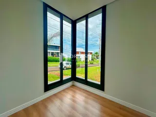 Vista da sala de estar com grandes janelas que dão para o jardim.
