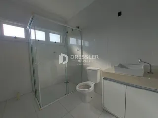 Foto de um banheiro moderno com piso cerâmico e box de vidro.