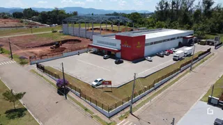 Vista aérea de um terreno com um edifício comercial em Lajeado, Brasil.