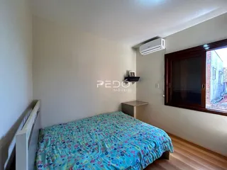 Quarto com cama e janela em um imóvel no Brasil.