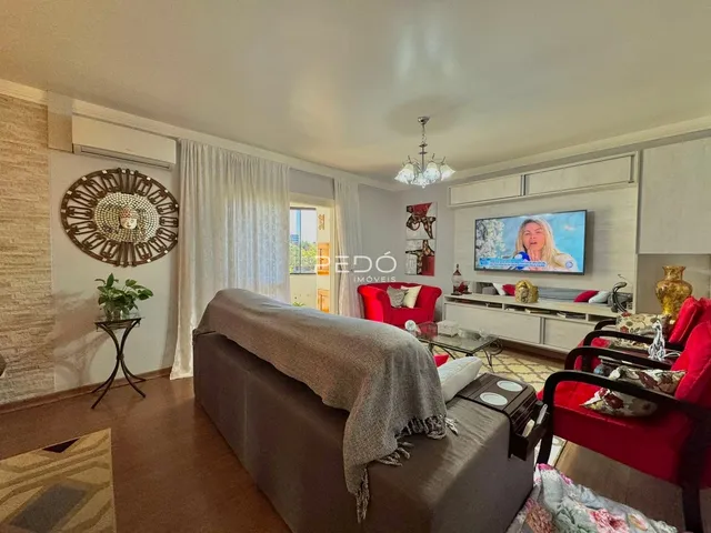 Sala de estar com sofá e televisão em um imóvel no Brasil.