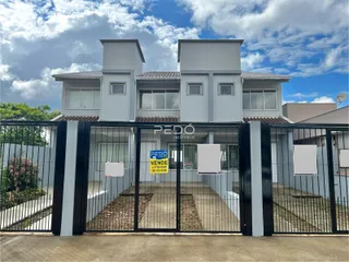 A fachada de uma casa em Lajeado, Brasil, com portão de ferro preto.