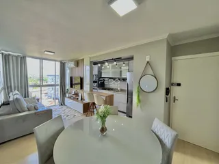 Sala de estar e jantar com vista para o exterior em Lajeado.