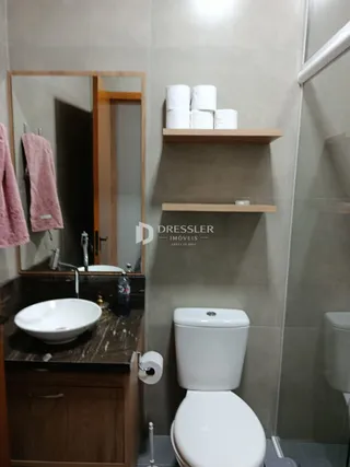 Foto de um banheiro com pia e vaso sanitário em um imóvel.