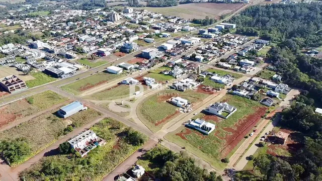 Vista aérea de uma área residencial em Lajeado, Brasil, mostrando lotes e construções.