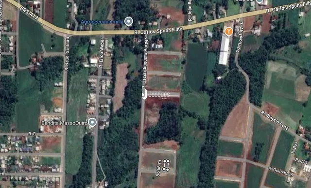 Vista aérea de uma área rural com campos e vegetação na região de Lajeado.