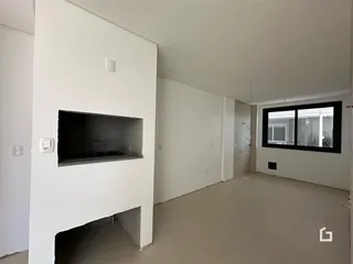 Vista interna de um ambiente com paredes brancas e piso claro.