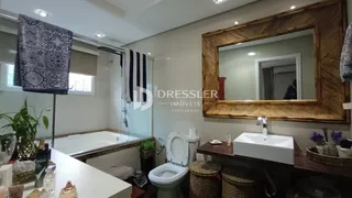 Foto de um banheiro com banheira e vaso sanitário em uma residência.