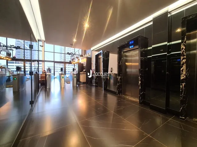 Corredor interno de um imóvel moderno com piso reflexivo.