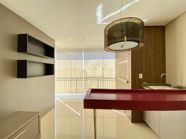 Ambiente moderno com piso claro e iluminação natural em uma sala de estar.
