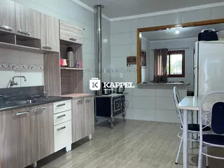 Cozinha moderna com armários de madeira e bancadas escuras.