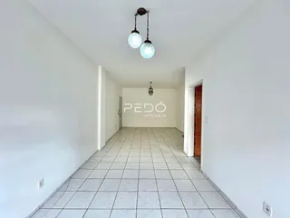 Foto de um corredor interno de uma residência com piso de cerâmica.
