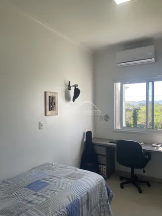Quarto com cama e ar-condicionado.