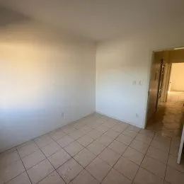 Foto interna de um cômodo com piso de cerâmica claro.