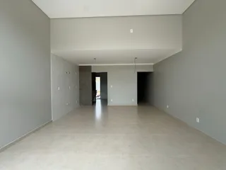 Vista de um corredor interno com paredes cinzas e piso claro.