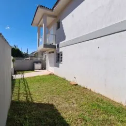 Fachada branca de uma residência com varanda em Lajeado, Brasil.
