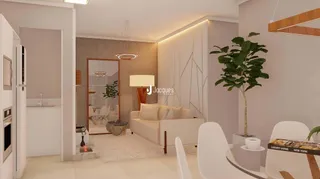 Sala de estar com sofá claro e paredes neutras.