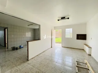 Hall de entrada com piso de cerâmica e porta de acesso ao jardim.