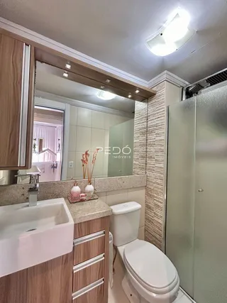 Foto de um banheiro com pia e vaso sanitário em um imóvel.