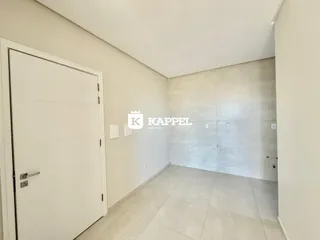 Hall de entrada com paredes brancas e piso de porcelanato claro.