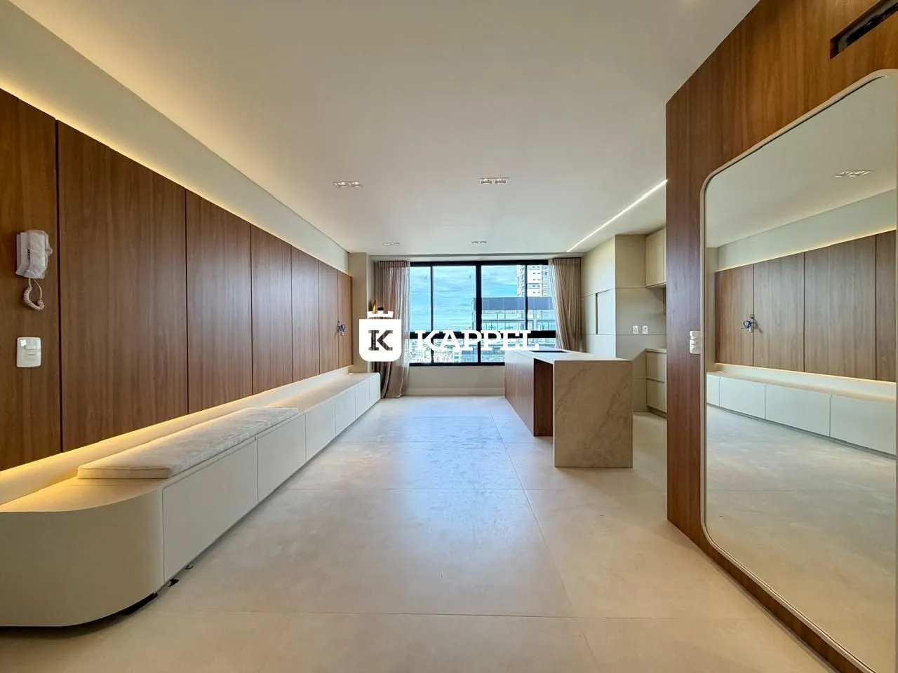 Sala de estar ampla com painéis de madeira e grande janela com vista urbana.