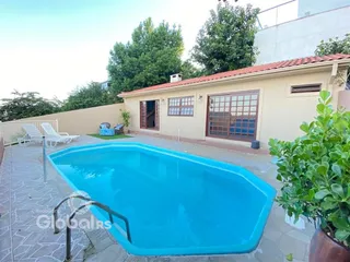 Foto da piscina e área externa de uma residência em Lajeado.