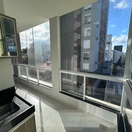 Vista da varanda com vista para edifícios urbanos em Lajeado.