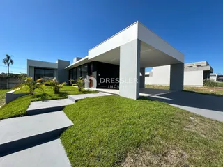 Fachada moderna de uma casa em Lajeado, Brasil, com jardim e calçadas.