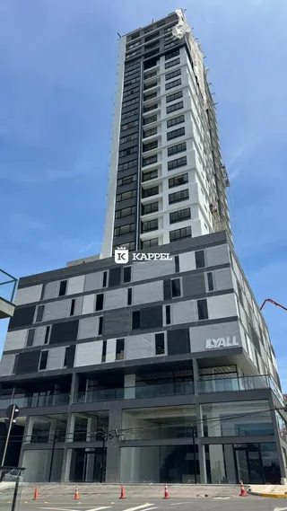 Fachada de um edifício alto com estrutura exposta em Lajeado, Brasil.