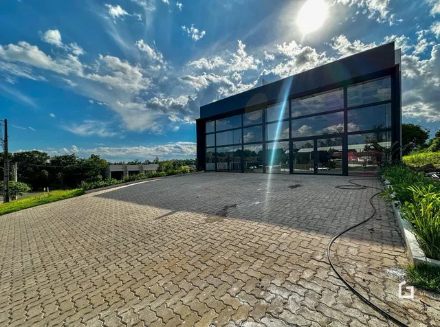 Fachada moderna de um imóvel em Lajeado, Brasil, com pátio pavimentado.