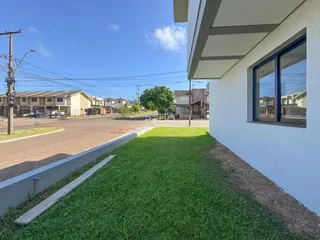 Fachada de uma residência em Lajeado, Brasil, com gramado na frente.