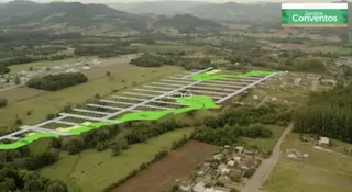 Vista aérea de uma área rural com divisões de terrenos no interior do Brasil.