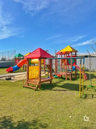 Área externa com playground gramado em Lajeado.