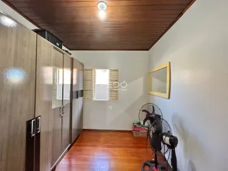 Interior de um ambiente com piso de madeira e armários em Lajeado, Brasil.