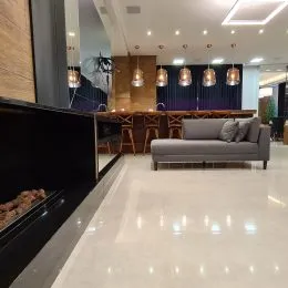 Sala de estar moderna com piso claro.
