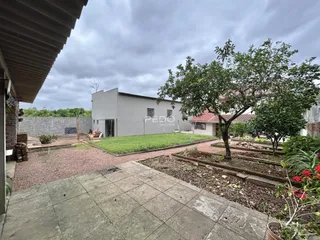 Vista da fachada de uma casa em Lajeado, Brasil, com jardim e área pavimentada.