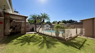Vista externa de uma residência com jardim e piscina em Lajeado, Brasil.