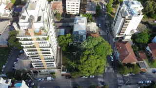 Vista aérea de edifícios residenciais e áreas verdes em Lajeado, Brasil.