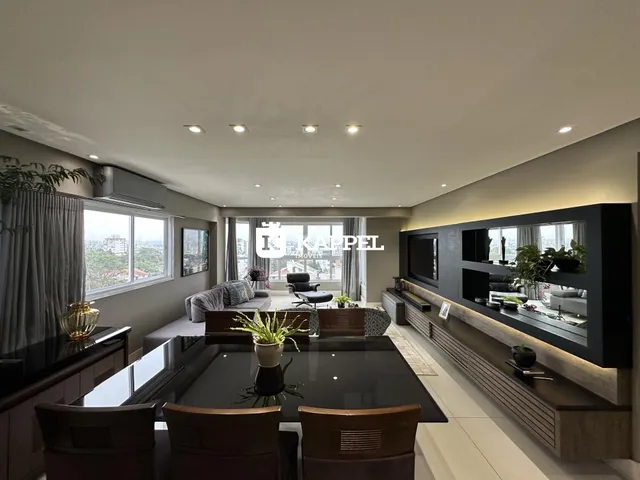 Sala de estar moderna com vista para a cidade.