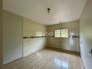 Interior de um ambiente com piso e paredes revestidos de cerâmica.