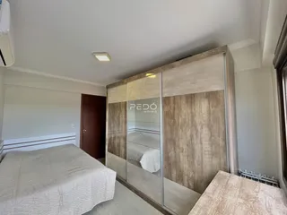 Foto de um quarto com cama e armário em um imóvel.