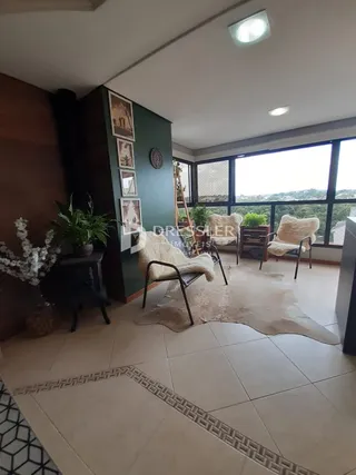 Sala de estar com vista para a paisagem externa.
