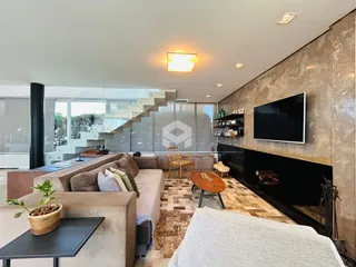 Sala de estar moderna com sofá grande e lareira.