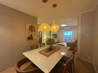 Vista de uma sala de jantar com mesa e cadeiras em um imóvel no Brasil.